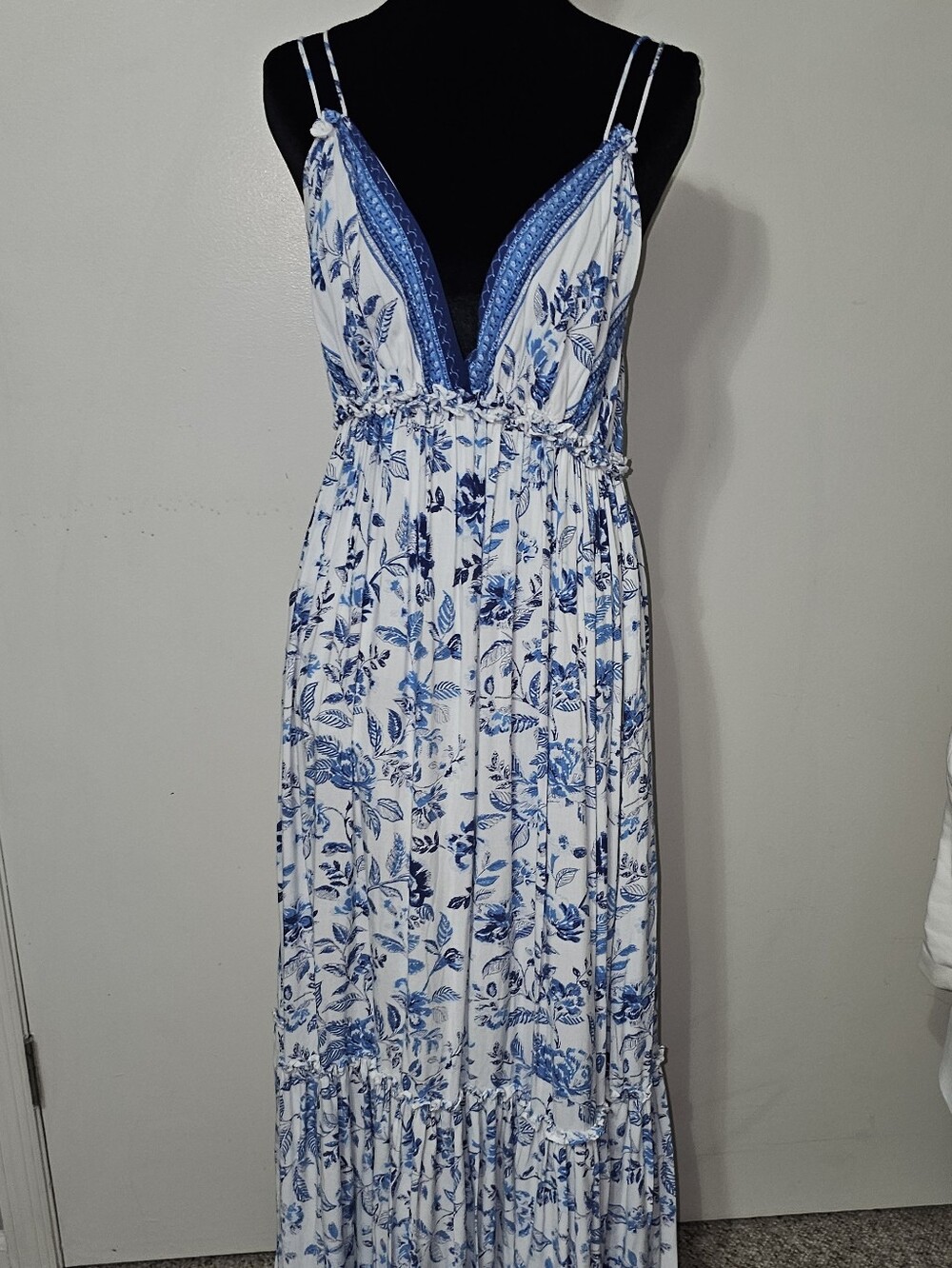mi ami Blue and White Adjustable Straps Floral Maxi Dress SZ Lg Chest Size D
